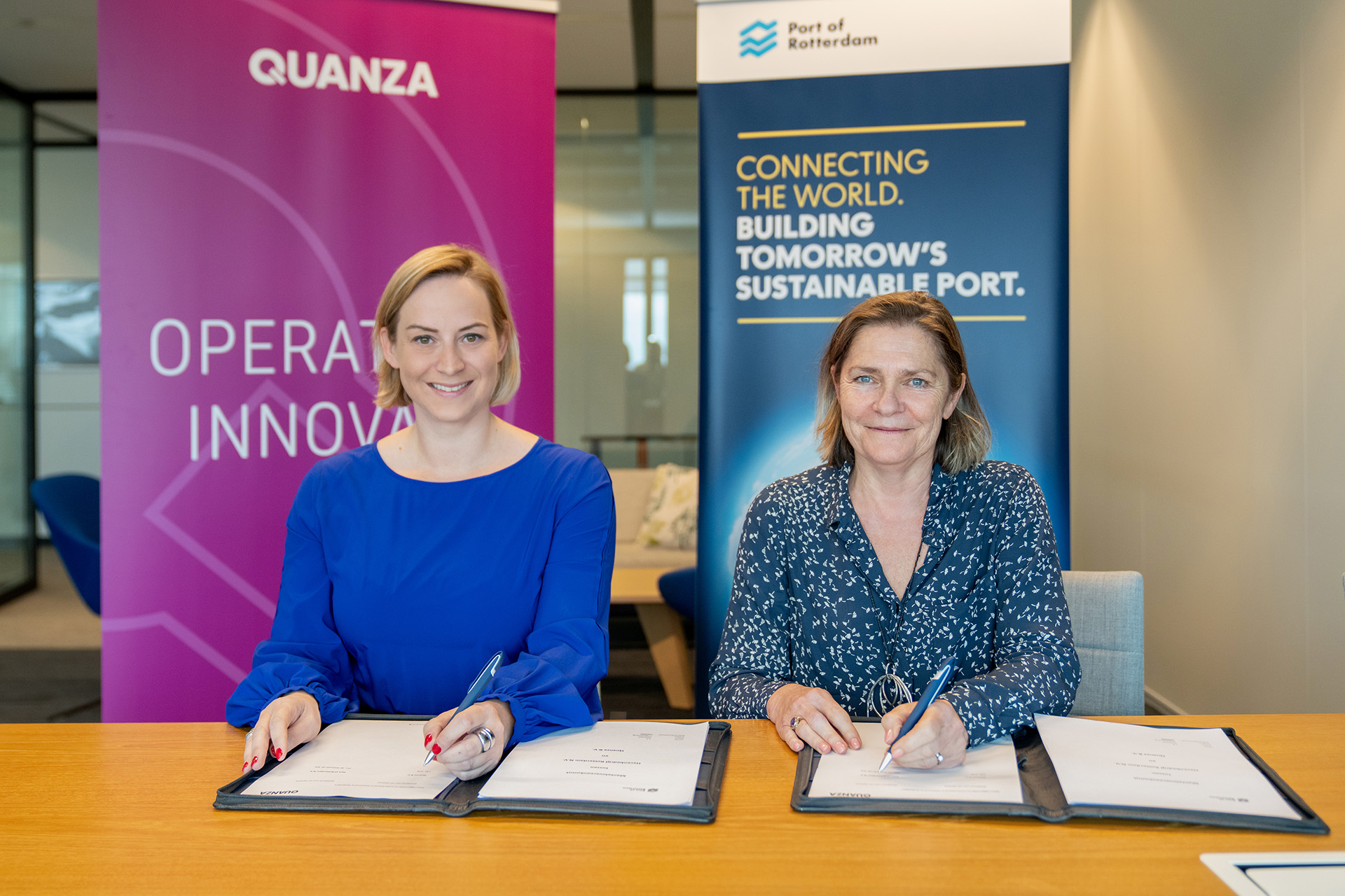 Judith Tolk, Commercieel Directeur Quanza (links) en Claudia de Andrade-de Wit, Director Digital & IT Havenbedrijf Rotterdam (rechts)